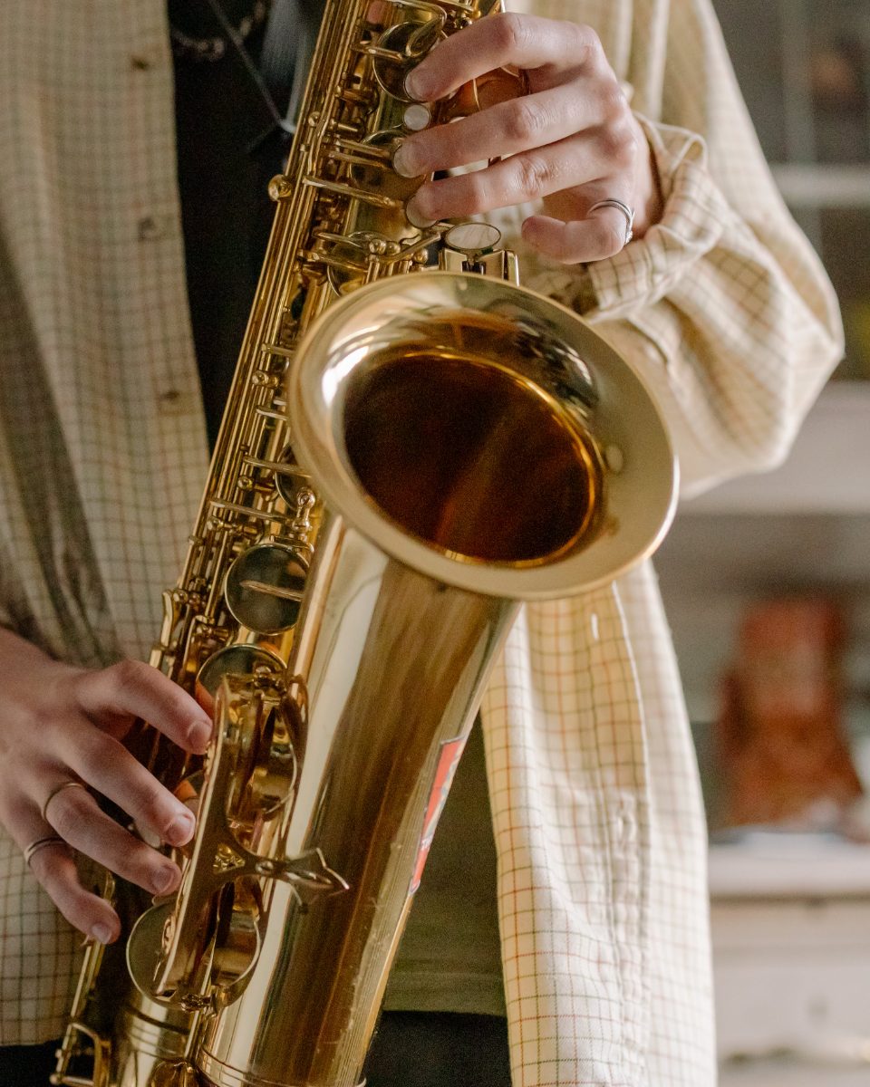 Étudiant en musique jouant du saxophone