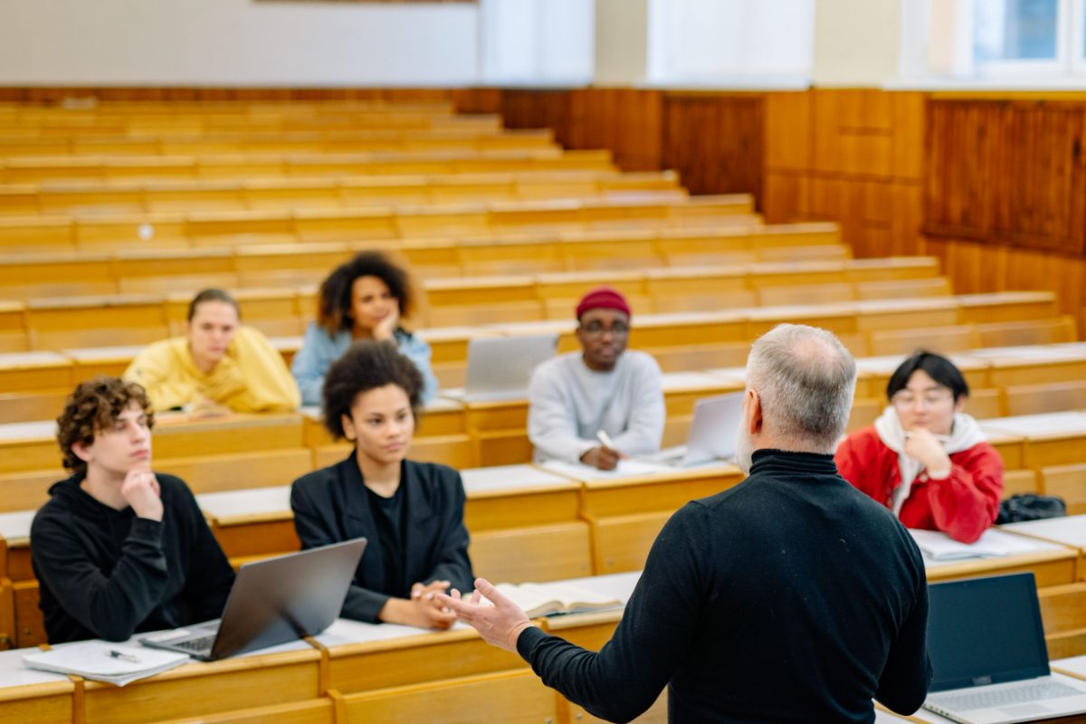 Föreläsare och studenter i en föreläsningssal