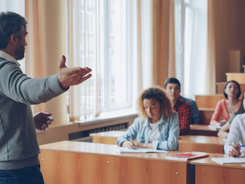 Enseignant dans un amphithéâtre avec des étudiants