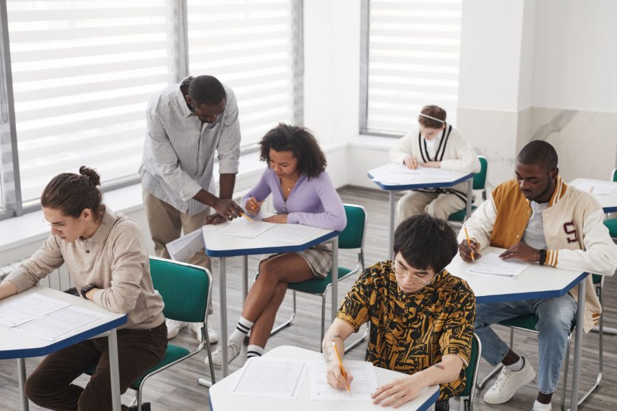 Étudiants pendant un examen dans une salle d’examen